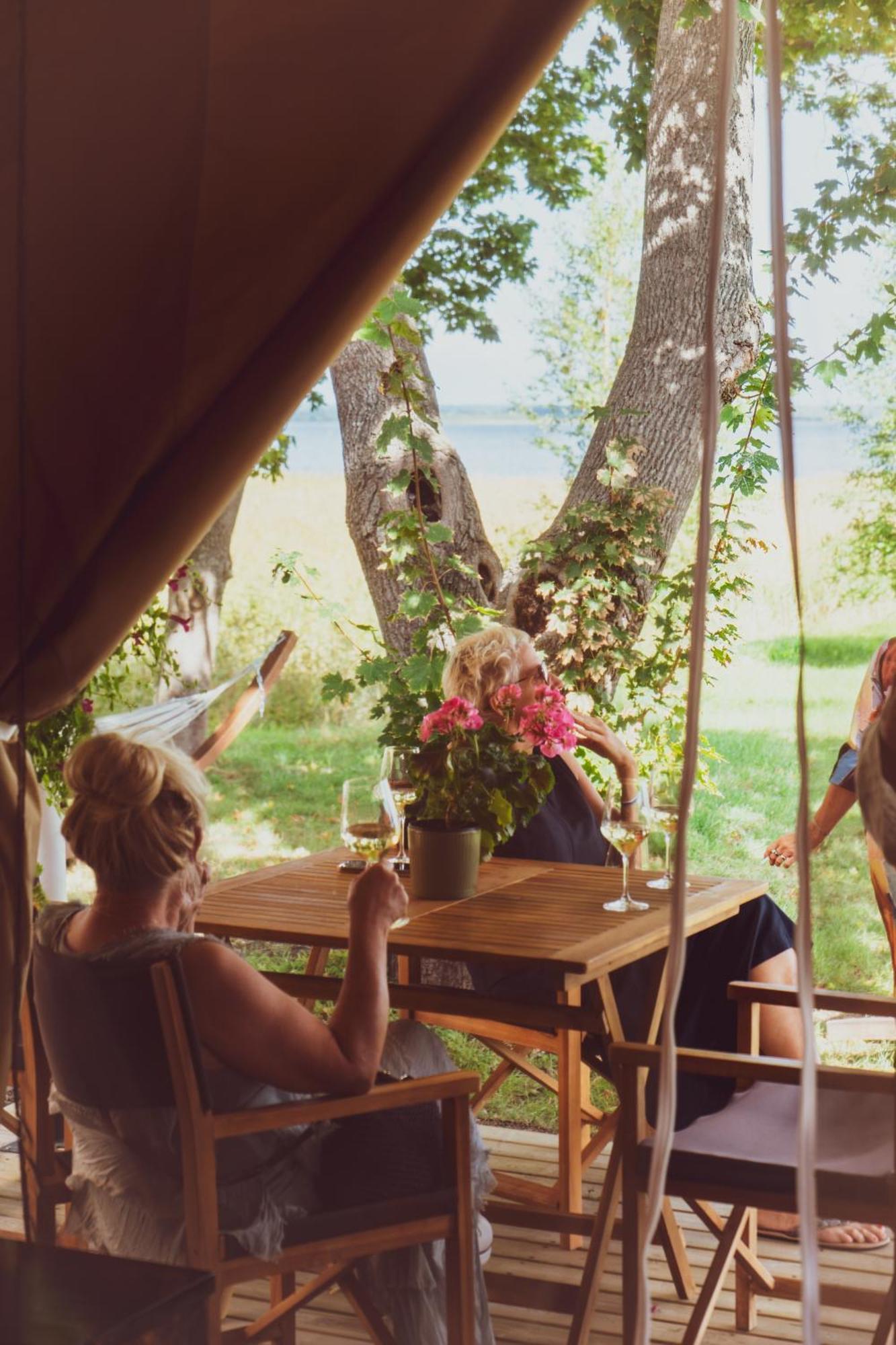Mia Glamping Hotell Orissaare Eksteriør bilde